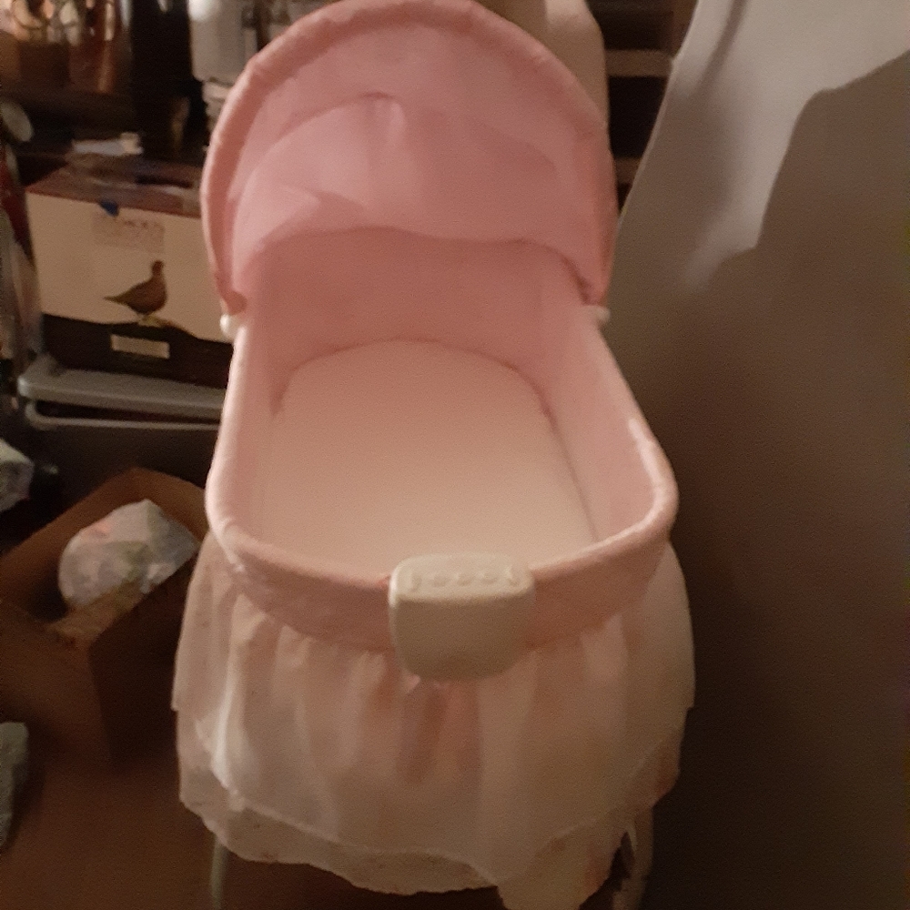 Bassinet - Picture 3 of 3